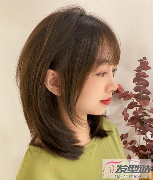 深棕色的发色颜色比较深,非常适合亚洲的肤色,搭配直发款式的发色超