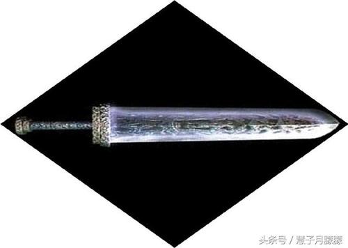 上世纪60年代,报纸上登出两张照片,展示了他的两件兵器,一是月牙刀