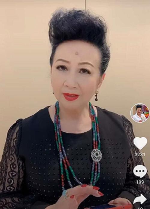 薛家燕罕曝光!69岁浓妆出镜跳广场舞,曾遭前夫抛妻