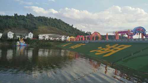 凤栖湖酒店坐落在凤栖湖边,景色美丽,环境十分优雅,设施齐备,整洁卫生