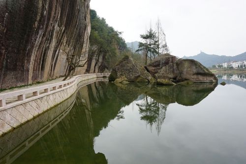 【携程攻略】仙都景区小赤壁景点,河边的一条几公里的绝壁!