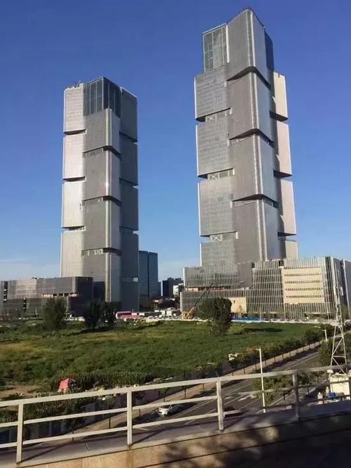 郑州世纪欢乐园 英国伦敦塔桥 郑州郑东绿地中心双子塔 来源