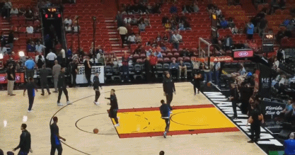 丹尼斯-史密斯赛前秀空中转体大风车扣篮