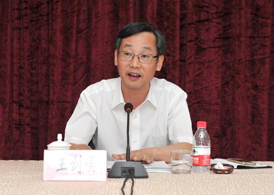 曾任象山县委常委,组织部部长,余姚市委常委,副市长,宁海县委副书记