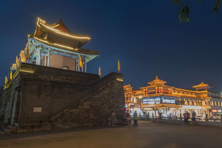 古镇在上世纪九十年代根据历史记载修复了古钟楼,镇中心沿街的商铺