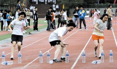 学生们参加折返跑测试 记者 徐元宾 摄