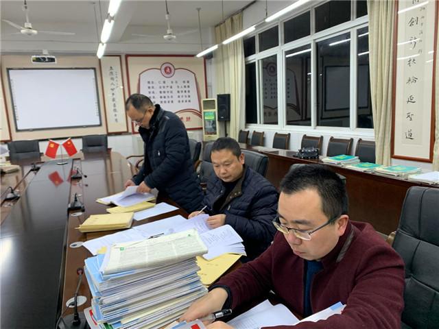 蓬溪中学进行教师教学常规抽检