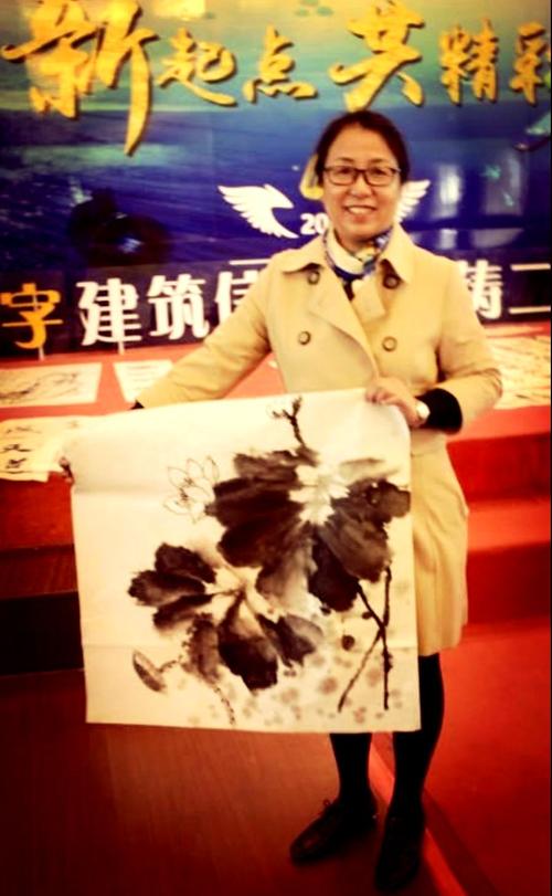 赵迅老师手持其现场作品国画一幅留影.