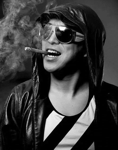 十足变成了一个爱耍酷的孩子.