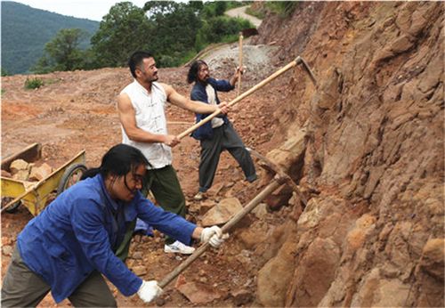 曹卫宇与工友一起干活