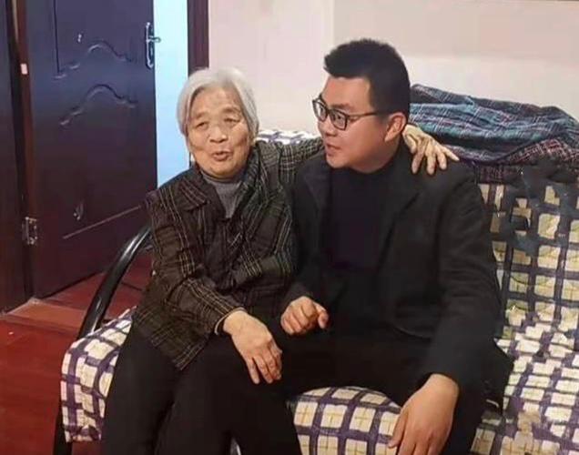 许敏出生于书香门第,父亲是军区领导,爷爷是大学教授,这说明许敏有着