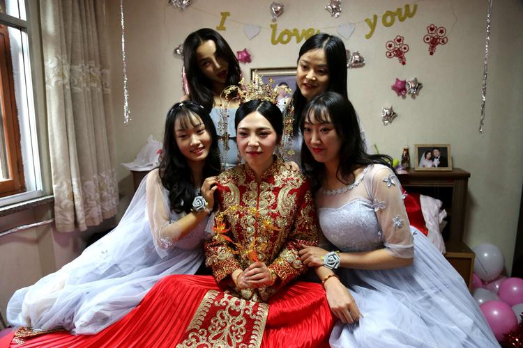 伴娘与新娘合影