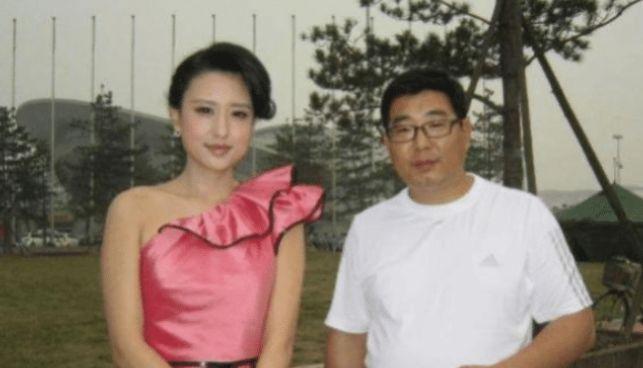 她是央视主持人,丈夫比自己大了整整20岁,站在一起并不般配