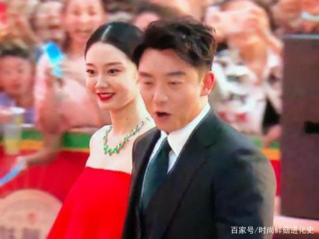 郑恺带苗苗参加活动,苗苗穿红裙像小媳妇,郑恺牵手笑得合不拢嘴