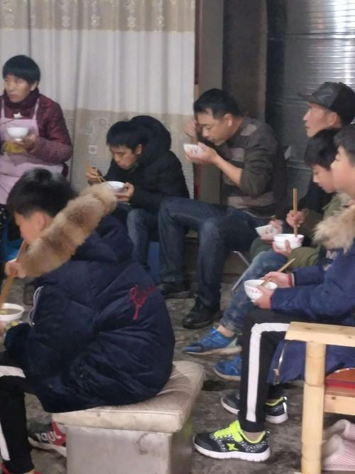 一家人围坐在一起吃汤圆.代表着新的一年团团圆圆.