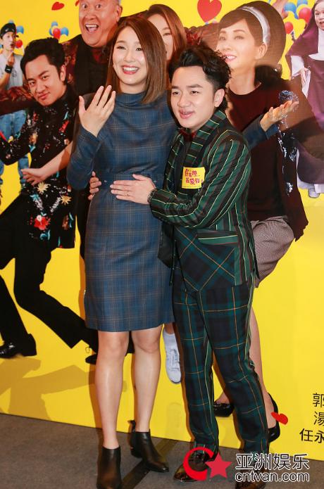 王祖蓝夫妻甜蜜同框 与妻子李亚男演绎最萌身高差