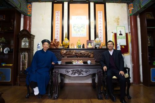 在紫霄宫何博士一行受到了武当山道教协会紫霄宫管委会王芳主任的热情