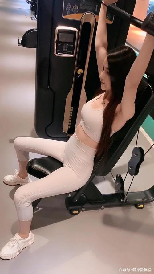 初入健身房,背部训练的四个动作,适合新手女性,练出