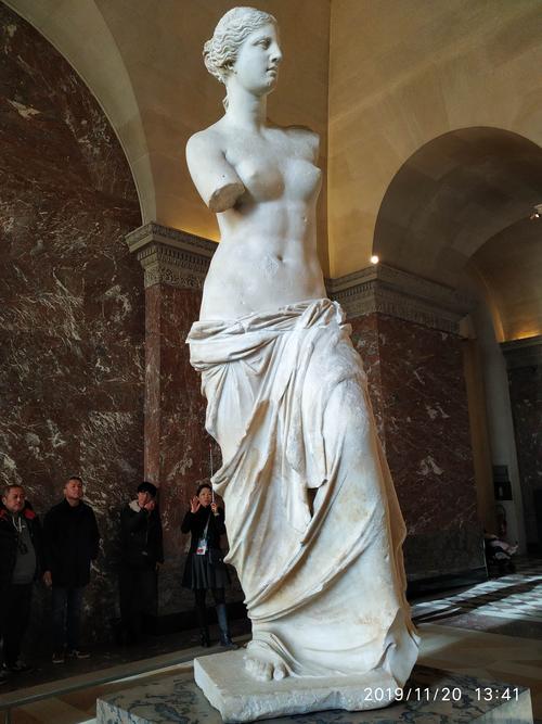 维纳斯也是世界知名的雕像,虽然断臂,更显其美!