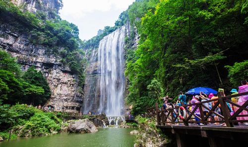  p>三峡大瀑布原名 a target="_blank" href="/item/白果树瀑布">白果