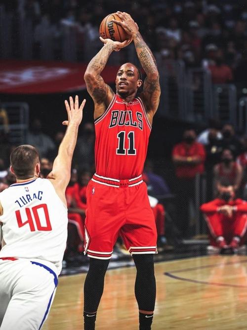 快船队在取得8:5领先后陷入停滞,公牛队德罗赞一人连得6分,鲍尔投篮