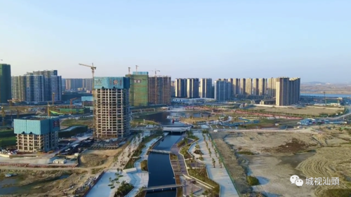 明园广场(左)   摄影:fly飞行观察