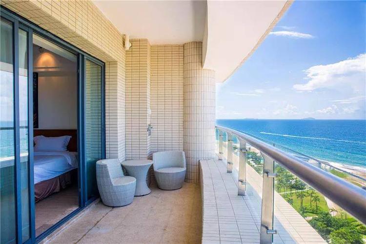 20 层的 300 多间 70 平方以上的大面积全海景豪华客房,是海陵岛酒店