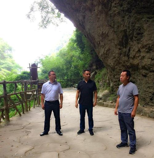 行稳致远邓亚敏在考察旅游工作时要求巴王水寨稳步发展