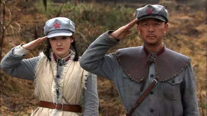 横扫各大卫视,霸屏播出6年之久的《弹孔》,究竟是部怎样的魔性红色剧?