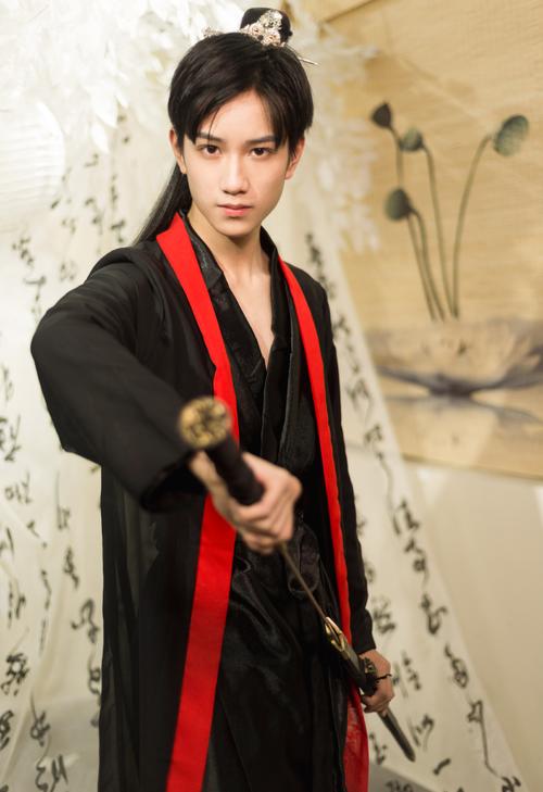 简介:tf家族敖子逸古风帅气写真图片,分享一组敖子逸图片给大家,图中