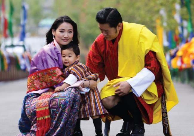 不丹小王子长大了!一家3口罕见和服亮相,婴儿肥小脸太