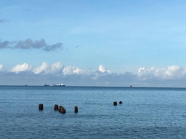 在上面能俯视三亚湾回来索道上山上面有个大石头海誓山盟很多拍摄婚纱