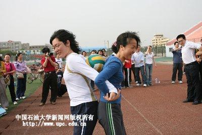 背靠背夹球50米接力跑 摄影:刘积舜