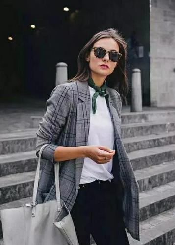 最近火了一种穿法,叫"西装配丝巾",优雅高贵,很适合中年女人