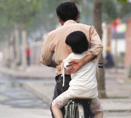 原创宝爸凌晨"光腿赤脚"抱女儿就医,这一幕感动无数人:真父爱如山