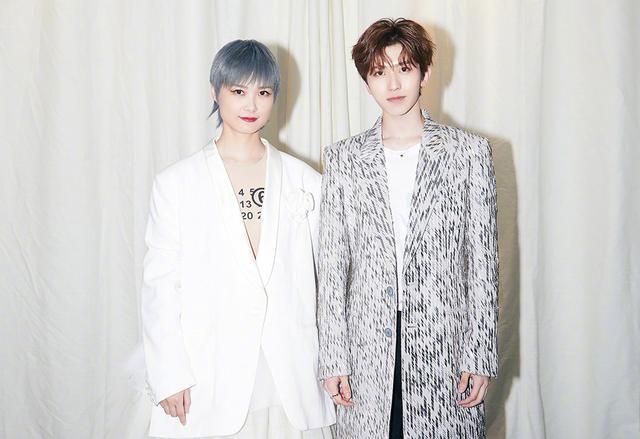 蔡徐坤李宇春拥抱,都从被群嘲到逆天改命,堪称两大选秀锦鲤