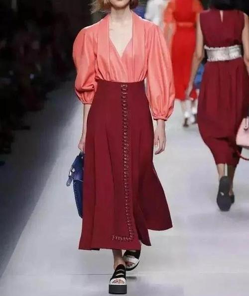 要想关系处的好,衣服色彩搭配好