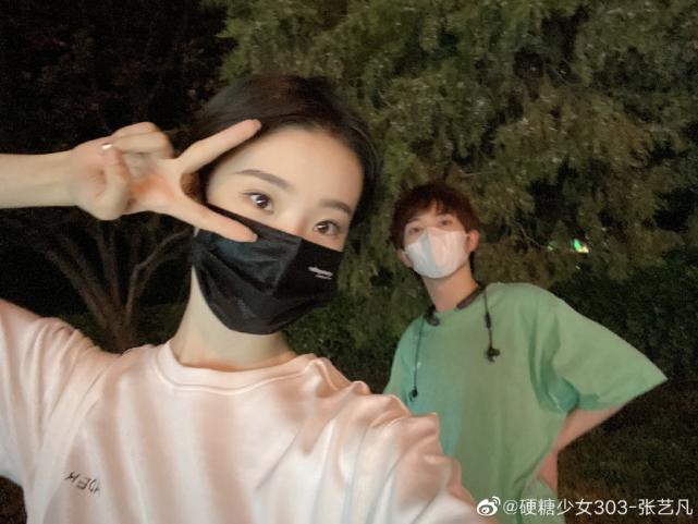 张艺凡晒与李俊濠新合影,傲娇夸自己好看,李俊濠的回复像小学生