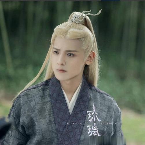 曾放弃和肖战加入同组合,后签约欢瑞,在《琉璃》中饰演腾蛇神君