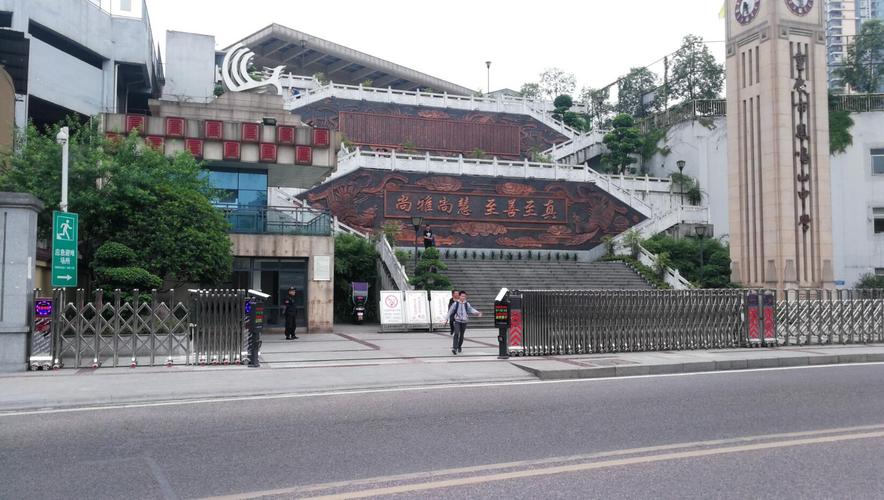 重庆凤鸣山中学电动伸缩门车牌识别