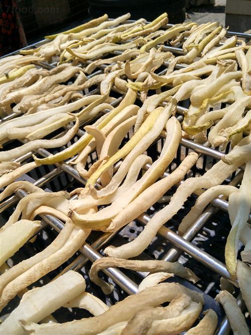 腌腊味 小雪以后天气变得更加干燥,正是腌制, 加工腊肉的好时候,民间