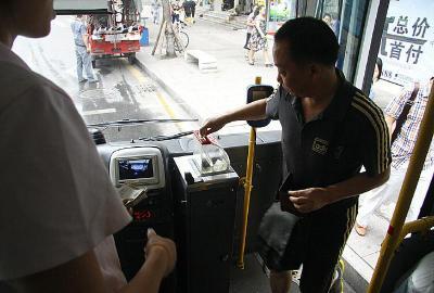 公交公司职工家属乘车"特权"被取消后,必须刷卡或投币乘车.