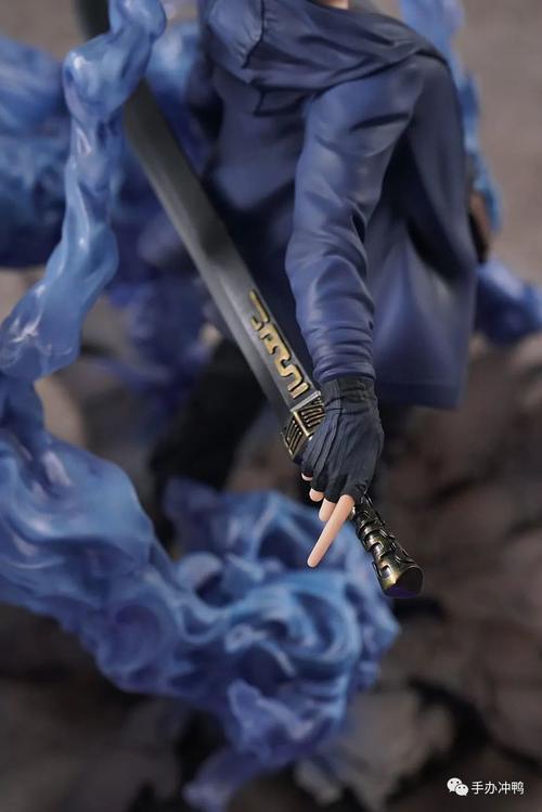 张起灵手中横握的"黑金古刀"刻画也很精彩,金属涂装质感优秀,在刀柄处