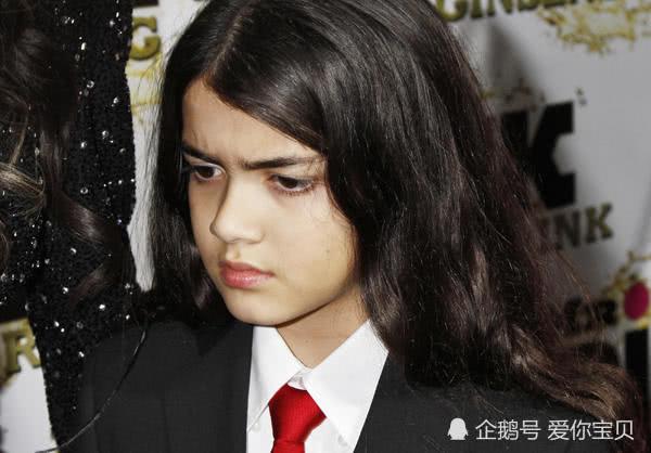 杰克逊小儿子罕见露面,剪去齐腰长发更像爸爸,侧脸俊俏超精致