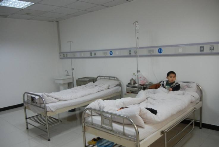 父亲病重两个儿子哭穷,夜里病房响起敲门声,看见来人女儿愣了