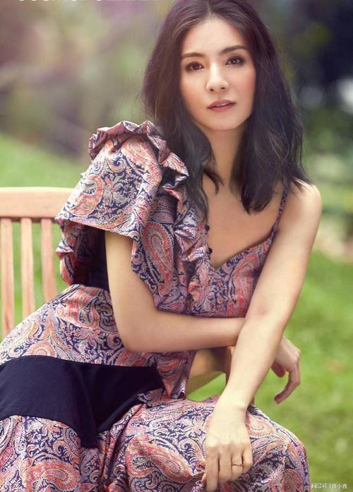 快奔五的杨采妮还有葫芦身材穿蓝色连衣裙配齐肩发状态好极了