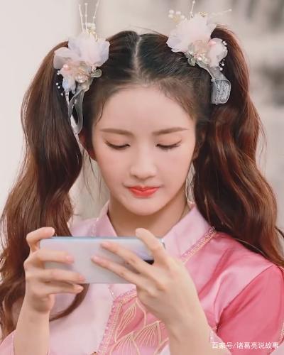 硬糖少女手游穿古装,希林又a又飒,刘些宁的双马尾认真