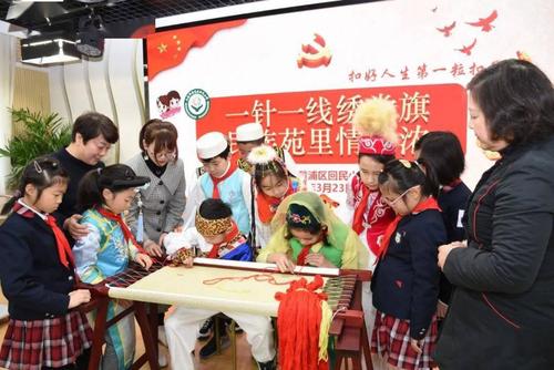 师生从"非遗进校园"到参与"共绣国旗""共绣党旗"活动,在"一针一线"中