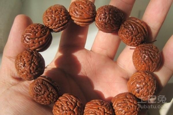 山桃核手串怎么养红 经验知识分享