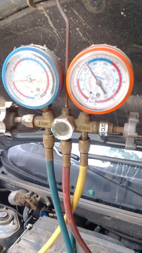 汽车空调怎么加雪种呢?这表怎么看呢?